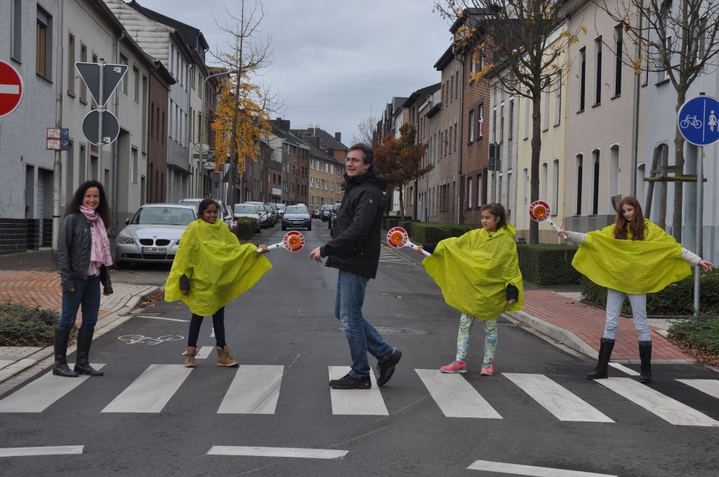 Frische Regencapes schützen junge Würselener Schülerlotsen